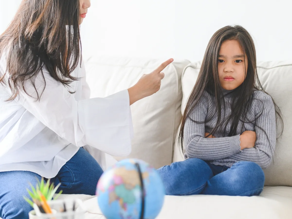 Trẻ có biểu hiện ngang ngạnh và phản kháng lại mọi yêu cầu.