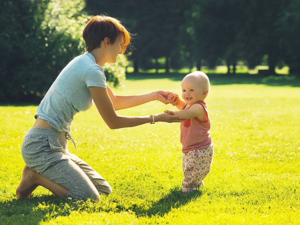 Hãy kiên nhẫn khi dạy bé tập đi.