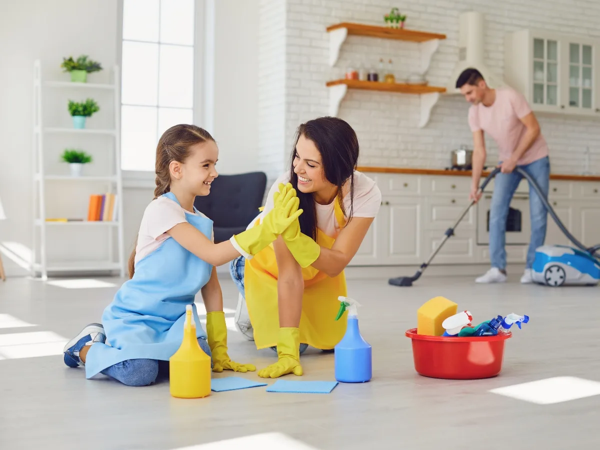 Khuyến khích chồng và con cùng làm việc nhà.