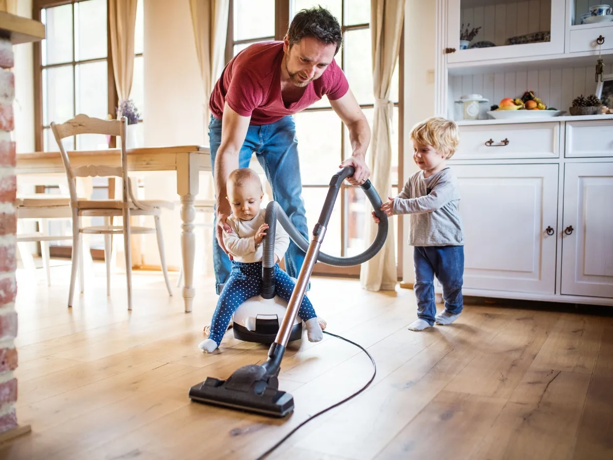 Dạy con làm việc nhà từ sớm giúp rèn luyện tính tự lập, tự giác.