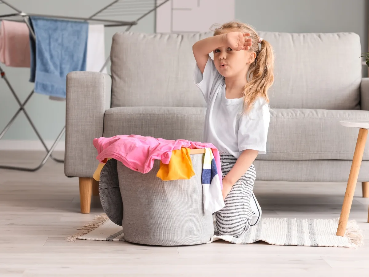 Hãy khen ngợi khi con tự giác làm việc nhà.