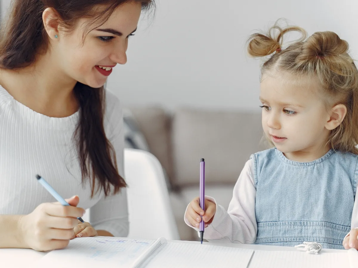 Tạo không khí vui vẻ khi dạy con tập viết.