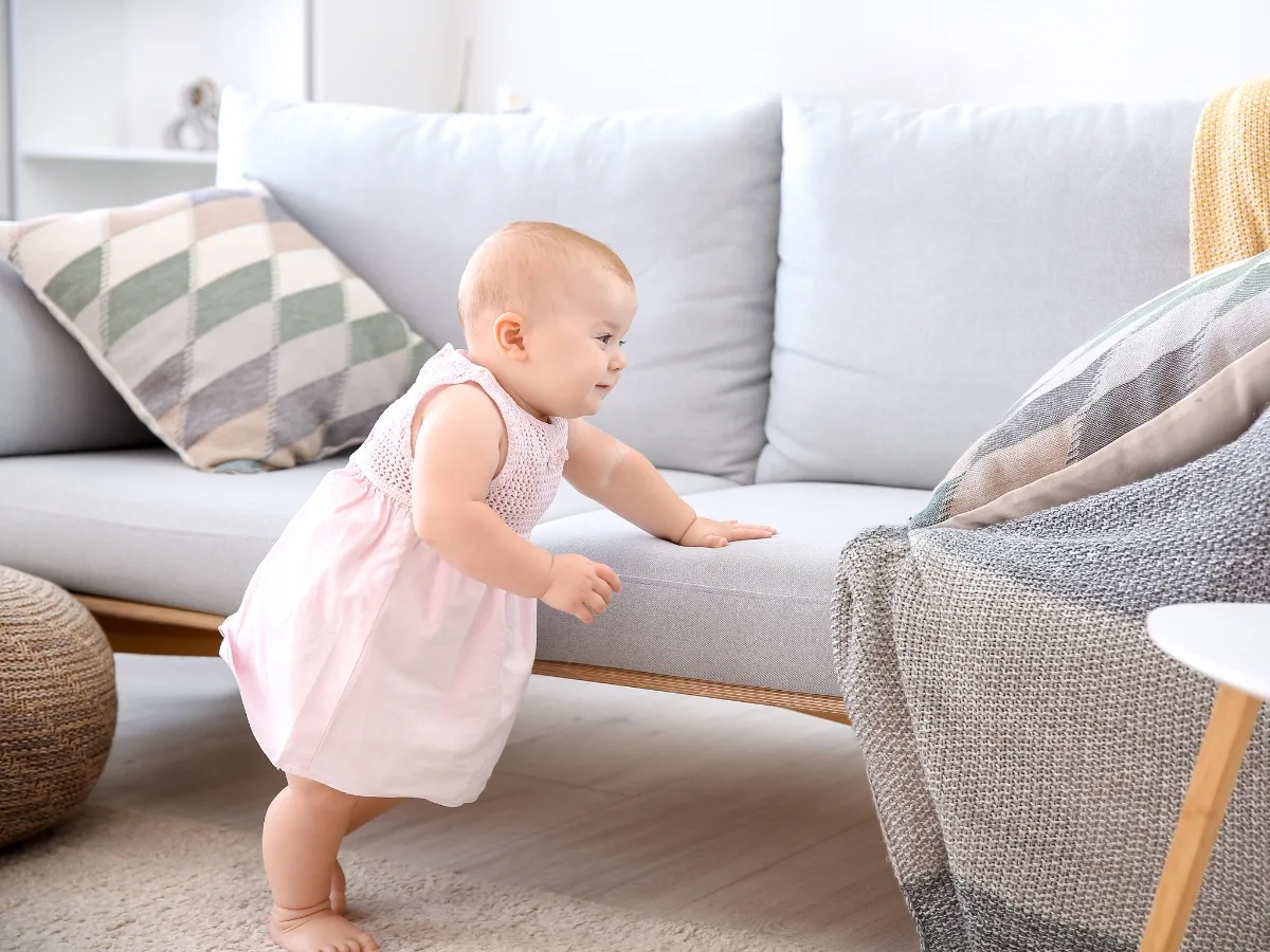 Quan sát để chỉnh dáng đi kịp thời cho bé.