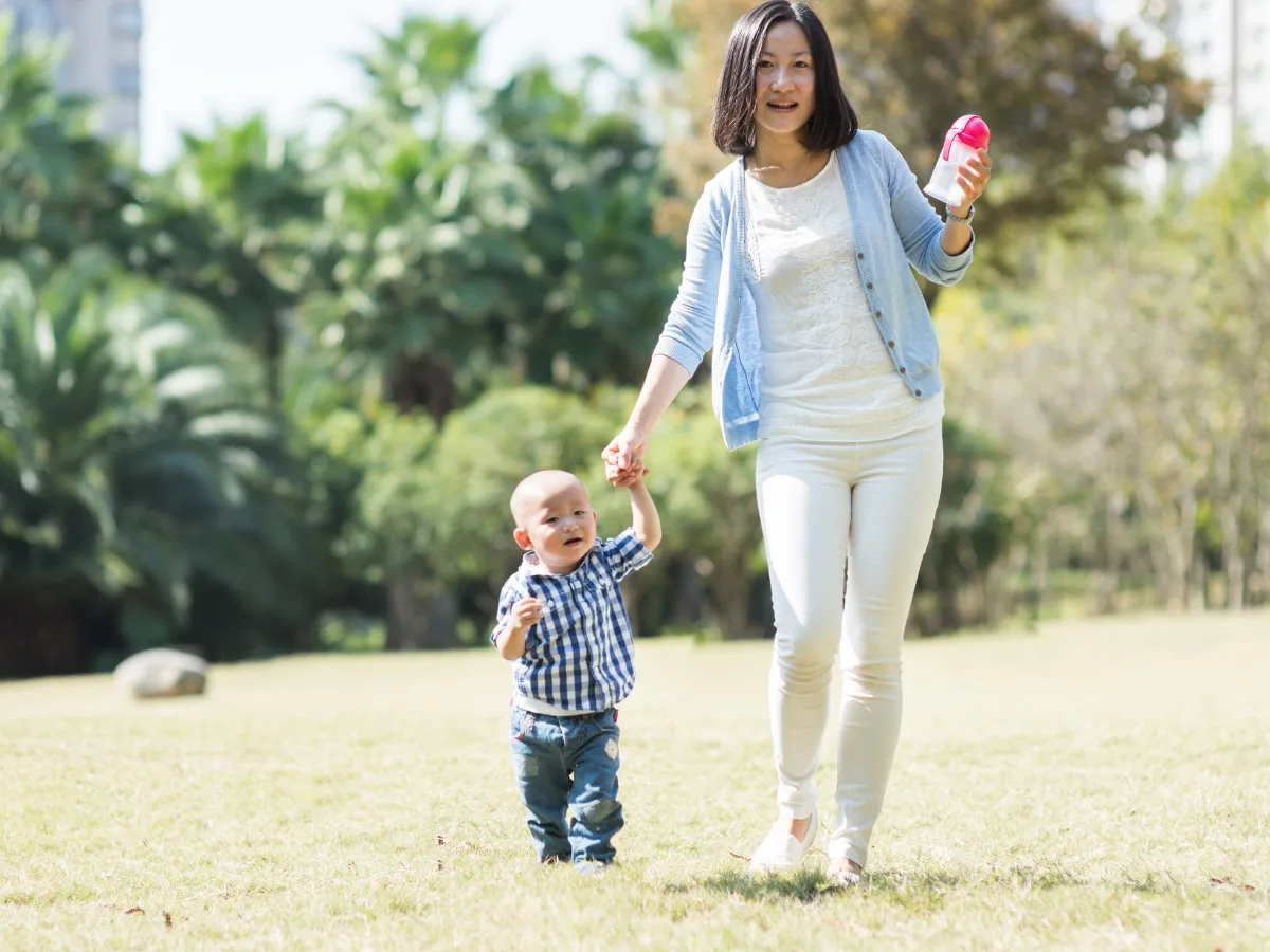 Luôn ở bên cạnh dạy bé tập đi.