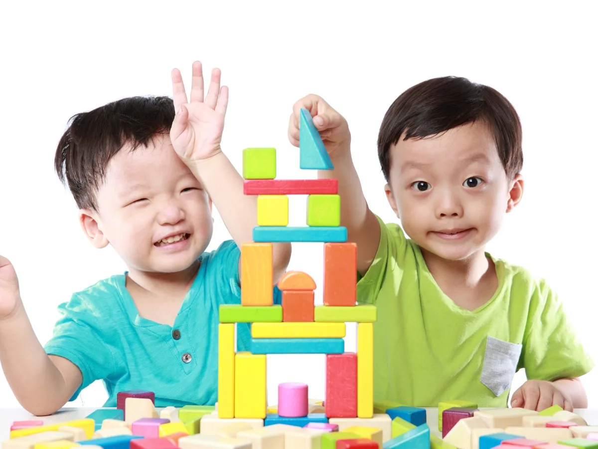Khuyến khích trẻ tự lập và vui chơi.