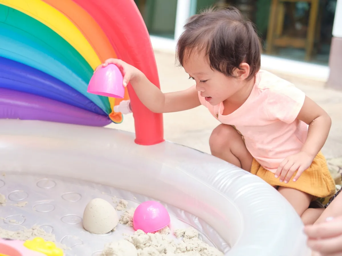 Trẻ 1 đến 3 tuổi rất tích cực khám phá những điều mới mẻ, thú vị.