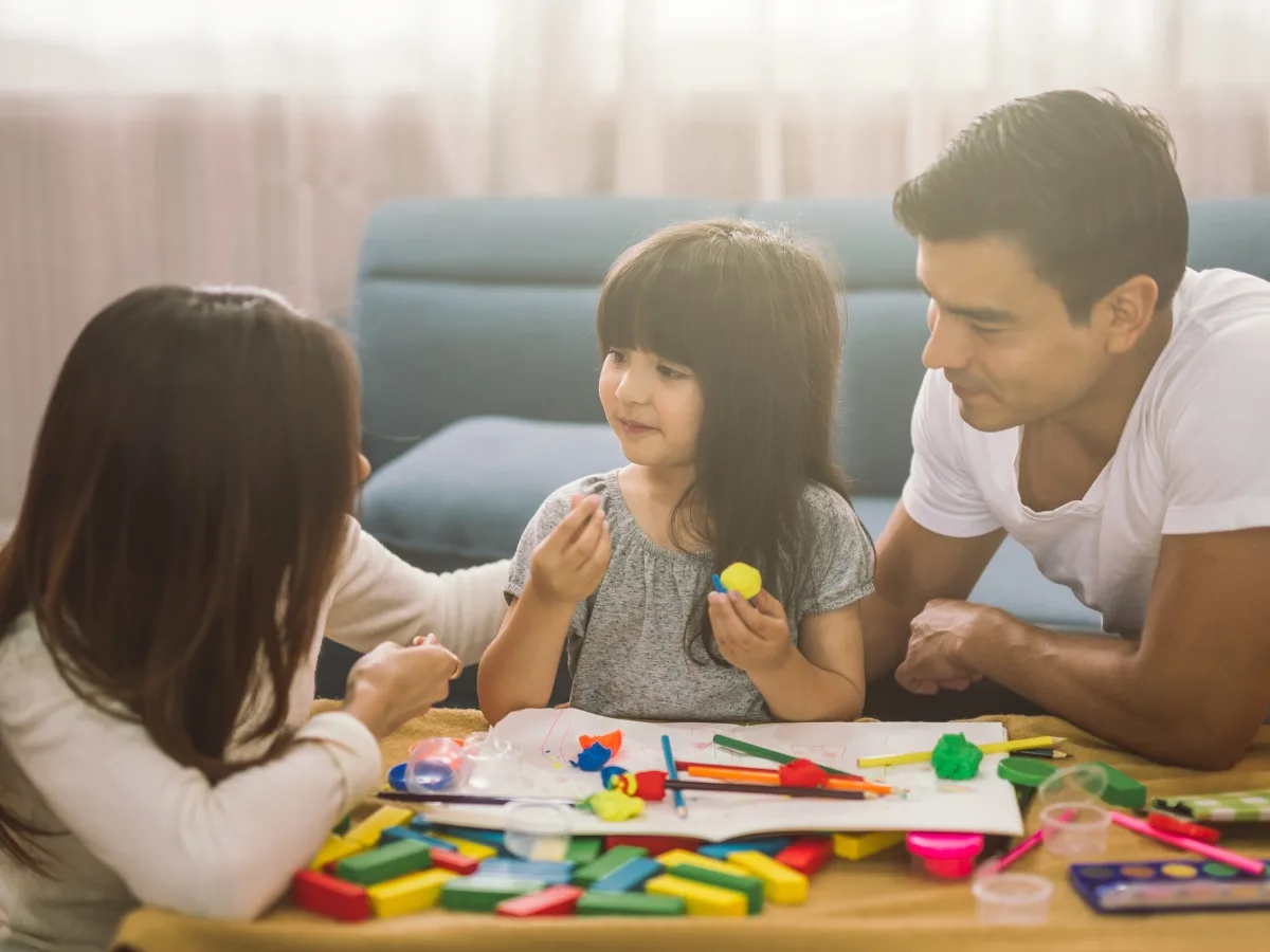 Chơi cùng và lắng nghe con nhiều hơn giúp giảm bớt khủng hoảng tuổi lên 3.
