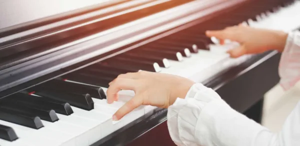 Chơi nhạc cũ giúp rèn luyện và phát triển não phải