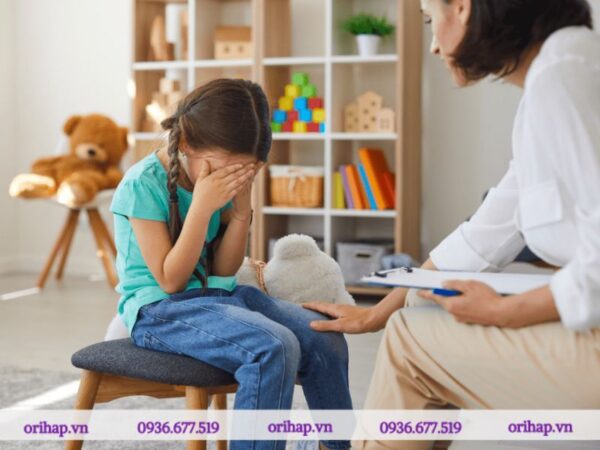 Khi phát hiện trẻ có các dấu hiệu của trầm cảm, cần đưa tới ngay bác sĩ để được chẩn đoán và điều trị kịp thời