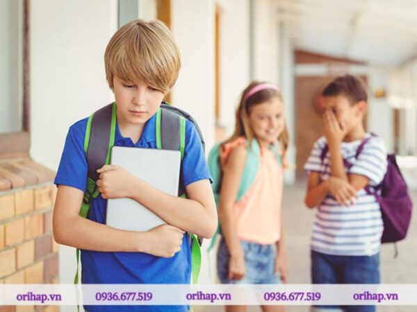 Những trải nghiệm tiêu cực trong quá khứ như bị trêu chọc, bắt nạt về ngoại hình, hoặc bị phê bình từ cha mẹ có thể góp phần dẫn đến rối loạn này