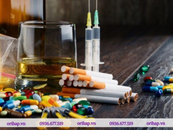 Các chất kích thích như caffeine, nicotine, và rượu có thể làm tăng sự nhạy cảm của hệ thần kinh và gây ra hoặc làm trầm trọng thêm cơn hoảng sợ