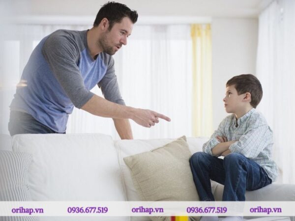 Những trẻ sống trong gia đình thường xuyên có mâu thuẫn, thiếu sự yêu thương hoặc bị la mắng sẽ có nguy cơ cao bị trầm cảm.