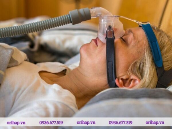 Đối với những người mắc chứng ngưng thở khi ngủ, cần sử dụng thiết bị hỗ trợ.