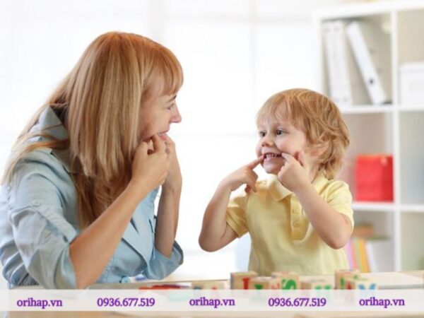 Liệu pháp ngôn ngữ giúp trẻ phát triển kỹ năng nói và sử dụng ngôn ngữ đúng cách.