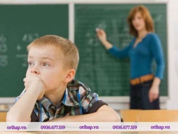 Trẻ em mắc ADHD thường gặp khó khăn trong việc duy trì sự tập trung, chú ý vào một hoạt động cụ thể.