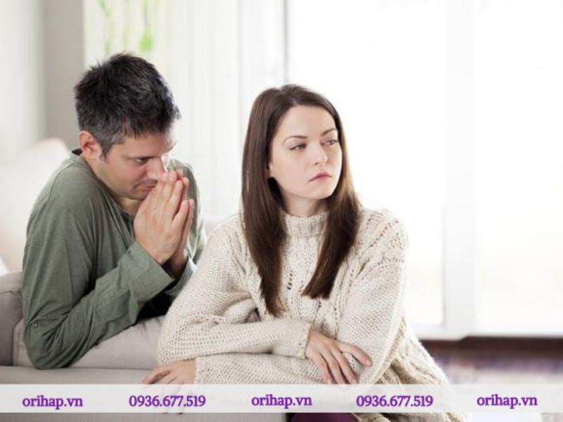 Anh ấy chân thành hối lỗi và cầu xin sự tha thứ