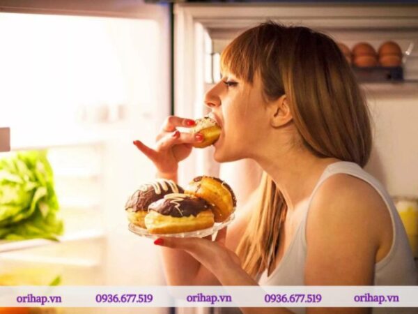 Người bệnh mắc chứng rối loạn ăn uống vô độ thường ăn một lượng lớn thức ăn trong thời gian ngắn, ngay cả khi không cảm thấy đói