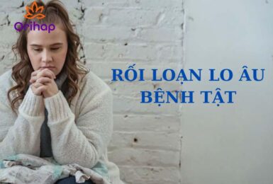 Rối loạn lo âu bệnh tật không chỉ là cảm xúc nhất thời mà còn là một căn bệnh nghiêm trọng, ảnh hưởng đến sức khỏe tinh thần và chất lượng cuộc sống. Đừng lo lắng, bài viết này sẽ giúp bạn hiểu rõ hơn về căn bệnh này và tìm ra giải pháp hiệu quả. 1. Rối loạn lo âu bệnh tật là gì? Rối loạn lo âu bệnh tật, trước đây được gọi là ám ảnh nghi bệnh (Hypochondriasis), là một rối loạn tâm lý trong đó người bệnh luôn lo sợ rằng họ đang mắc phải hoặc sẽ mắc phải một căn bệnh nghiêm trọng. Mặc dù đã được bác sĩ xác nhận là không có bệnh, người bệnh vẫn không ngừng lo lắng và tìm kiếm sự xác nhận liên tục về tình trạng sức khỏe của mình. Theo Hiệp hội Tâm thần Hoa Kỳ (APA), thuật ngữ "rối loạn lo âu bệnh tật" được thay thế cho "ám ảnh nghi bệnh" từ phiên bản thứ 5 của DSM-5 (Hướng dẫn Chẩn đoán và Thống kê các Rối loạn Tâm thần). Đây là một bệnh hiếm gặp, ảnh hưởng đến khoảng 1% dân số. Nó có thể ảnh hưởng đến cả nam và nữ, và có thể xuất hiện ở bất kỳ độ tuổi nào, dù thường phổ biến nhất trong độ tuổi trưởng thành. Người bệnh thường có một trong hai thái cực: Luôn tìm kiếm sự chăm sóc y tế: Người bệnh liên tục tìm đến bác sĩ, yêu cầu xét nghiệm và tư vấn y khoa để tìm kiếm sự khẳng định rằng họ không mắc bệnh. Tránh né chăm sóc y tế: Ngược lại, một số người bệnh lại sợ hãi và tránh đi khám bệnh vì lo ngại sẽ phát hiện ra một bệnh lý nghiêm trọng nào đó. 2. Nguyên nhân dẫn đến rối loạn lo âu bệnh tật Hiện vẫn chưa xác định được nguyên nhân chính xác gây ra rối loạn lo âu bệnh tật, tuy nhiên, có một số yếu tố được cho là góp phần gây ra tình trạng này: Chấn thương tâm lý trong quá khứ: Những người từng trải qua các sự kiện đau thương như bị lạm dụng, bỏ rơi hoặc mất mát lớn trong quá khứ có thể dễ mắc phải rối loạn lo âu bệnh tật hơn. Những trải nghiệm tiêu cực thời thơ ấu thường để lại hậu quả dài hạn về tâm lý, làm gia tăng lo âu về sức khỏe. Yếu tố di truyền: Những người có tiền sử gia đình mắc các chứng lo âu hoặc bệnh lý tâm thần khác cũng dễ bị rối loạn lo âu bệnh tật. Họ thường lo lắng quá mức về sức khỏe của bản thân và người thân. Căng thẳng và áp lực cuộc sống: Một môi trường sống đầy căng thẳng, áp lực công việc hoặc các yếu tố xã hội tiêu cực cũng có thể làm tăng nguy cơ phát triển rối loạn lo âu bệnh tật. Sự căng thẳng kéo dài có thể khiến bạn tập trung quá mức vào các dấu hiệu cơ thể và cho rằng mình mắc bệnh nghiêm trọng. Chấn thương từ bệnh tật thực tế: Những người từng mắc bệnh nghiêm trọng trong quá khứ hoặc đã chứng kiến người thân mắc bệnh nặng có thể phát triển nỗi lo lắng quá mức về sức khỏe của mình. Họ lo sợ rằng mình sẽ bị tái phát bệnh hoặc mắc bệnh lý tương tự. Các rối loạn tâm lý khác: Người mắc các rối loạn tâm thần như lo âu, trầm cảm hoặc rối loạn ám ảnh cưỡng chế (OCD) có nguy cơ cao hơn mắc rối loạn lo âu bệnh tật. Sự lo lắng về sức khỏe có thể là biểu hiện của những rối loạn tâm lý tiềm ẩn. 3. Triệu chứng của rối loạn lo âu bệnh tật Triệu chứng của rối loạn lo âu bệnh tật thường rất rõ ràng và có thể ảnh hưởng lớn đến đời sống của người bệnh: Lo lắng quá mức về sức khỏe: Người bệnh luôn sống trong trạng thái lo lắng và băn khoăn về việc mình mắc phải một căn bệnh nguy hiểm. Họ thường nghĩ rằng mình bị ung thư, bệnh tim hoặc các bệnh lý nghiêm trọng khác, mặc dù không có bất kỳ triệu chứng rõ ràng nào. Nghi ngờ về kết quả kiểm tra y tế: Mặc dù đã được bác sĩ xác nhận rằng không có vấn đề về sức khỏe, người bệnh vẫn không tin tưởng và cho rằng các xét nghiệm chưa đủ chính xác. Họ có thể liên tục thay đổi bác sĩ để tìm kiếm sự xác nhận khác. Tập trung quá mức vào các triệu chứng cơ thể nhỏ: Những triệu chứng cơ thể bình thường như ho, nhức đầu hoặc đau bụng có thể bị người bệnh coi là dấu hiệu của một căn bệnh nghiêm trọng. Họ có thể tự kiểm tra cơ thể nhiều lần trong ngày để tìm kiếm các dấu hiệu của bệnh. Tìm kiếm hoặc tránh né chăm sóc y tế: Một số người bệnh sẽ liên tục đến gặp bác sĩ và yêu cầu xét nghiệm y tế để xác định tình trạng bệnh. Ngược lại, một số người khác lại sợ hãi và tránh xa bác sĩ vì lo ngại rằng họ sẽ nhận được tin xấu về sức khỏe. Nghiên cứu về các bệnh lý: Người mắc rối loạn lo âu bệnh tật thường dành rất nhiều thời gian để tìm hiểu về các triệu chứng và bệnh lý mà họ lo sợ. Họ có thể đọc nhiều tài liệu y khoa, tìm kiếm thông tin trên internet hoặc hỏi ý kiến của nhiều bác sĩ khác nhau. 4. Chẩn đoán rối loạn lo âu bệnh tật Chẩn đoán rối loạn lo âu bệnh tật dựa trên các tiêu chí được quy định trong DSM-5 (Hướng dẫn Chẩn đoán và Thống kê các Rối loạn Tâm thần của Hiệp hội Tâm thần Hoa Kỳ). Để xác định một người mắc rối loạn lo âu bệnh tật, cần đáp ứng các tiêu chí chẩn đoán cụ thể sau: Lo lắng quá mức về sức khỏe: Dù không có bằng chứng rõ ràng, họ vẫn luôn lo lắng mình mắc phải một căn bệnh nghiêm trọng nào đó. Không có các triệu chứng cơ thể hoặc các triệu chứng cơ thể nhẹ, chẳng hạn như toát mồ hôi hoặc nhịp tim hơi nhanh. Bệnh nhân quá cảnh giác về sức khỏe của họ và dễ cảm thấy lo lắng với các triệu chứng rất mơ hồ. Bệnh nhân thường xuyên tự theo dõi các dấu hiệu bệnh tật, chẳng hạn như kiểm tra huyết áp hoặc nhiệt độ nhiều lần trong ngày. Hành vi liên quan đến chăm sóc sức khỏe: Bệnh nhân có thể hoặc luôn tìm kiếm sự chăm sóc y tế (liên tục đi khám bệnh, yêu cầu xét nghiệm), hoặc ngược lại, trốn tránh bác sĩ vì lo sợ nhận được chẩn đoán xấu. Sự lo lắng và bận tâm này sẽ kéo dài ít nhất sáu tháng. Sự lo lắng không do các rối loạn tâm thần khác gây ra như lo âu tổng quát, rối loạn ám ảnh cưỡng chế (OCD) hoặc trầm cảm. 5. Điều trị rối loạn lo âu về bệnh tật Điều trị rối loạn lo âu bệnh tật chủ yếu bao gồm: Liệu pháp hành vi nhận thức (CBT): Đây là phương pháp điều trị chính cho rối loạn lo âu bệnh tật. Liệu pháp hành vi nhận thức giúp bệnh nhân nhận ra những niềm tin sai lầm về sức khỏe và thay đổi cách họ nghĩ về tình trạng của mình. Thông qua quá trình trị liệu, bệnh nhân học cách đối phó với sự lo lắng về các triệu chứng cơ thể. Sử dụng thuốc: Trong một số trường hợp nghiêm trọng, bác sĩ có thể kê đơn các loại thuốc chống trầm cảm hoặc thuốc giảm lo âu để giúp kiểm soát các triệu chứng. Tuy nhiên, việc dùng thuốc cần được theo dõi chặt chẽ bởi chuyên gia y tế. Thay đổi lối sống: Các hoạt động thể chất như chơi thể thao, chăm sóc cây cối hoặc tham gia các hoạt động xã hội có thể giúp người bệnh giảm bớt lo lắng. Ngoài ra, việc giảm thiểu các hành vi tiêu cực như tìm kiếm thông tin về bệnh lý trên mạng, hạn chế uống rượu bia và tránh xa chất kích thích cũng rất quan trọng. Hỗ trợ từ gia đình và bạn bè: Gia đình và người thân có vai trò rất lớn trong việc hỗ trợ người bệnh. Họ có thể giúp bệnh nhân giảm bớt căng thẳng và tập trung vào các hoạt động tích cực thay vì lo lắng quá mức về sức khỏe. 6. Phòng ngừa rối loạn lo âu bệnh tật Phòng ngừa rối loạn lo âu bệnh tật không phải lúc nào cũng có thể thực hiện được một cách hoàn toàn, đặc biệt đối với những người có yếu tố di truyền hoặc tiền sử về tâm lý. Tuy nhiên, có một số biện pháp giúp giảm nguy cơ phát triển rối loạn này và quản lý tốt hơn các triệu chứng lo âu về sức khỏe: Quản lý căng thẳng hiệu quả Căng thẳng kéo dài có thể dẫn đến lo âu quá mức về sức khỏe. Vì vậy, tìm kiếm các phương pháp quản lý căng thẳng như: Thiền và hít thở sâu: Giúp thư giãn tâm trí và cải thiện khả năng đối phó với căng thẳng. Thể dục thường xuyên: Tập thể dục giúp cơ thể tiết ra endorphin, chất hóa học tự nhiên làm giảm lo lắng và căng thẳng. Giải trí và thư giãn: Tham gia vào các hoạt động mà bạn yêu thích như đi bộ, đọc sách, hoặc chăm sóc cây trồng có thể giúp giảm bớt lo lắng. Tránh tìm kiếm thông tin bệnh lý trên mạng Người mắc rối loạn lo âu bệnh tật thường có thói quen tìm kiếm thông tin về các triệu chứng trên internet, dẫn đến tình trạng lo lắng về sức khỏe gia tăng. Việc này có thể khiến bạn tự chẩn đoán sai và tăng sự lo âu. Vì vậy, hãy hạn chế tra cứu các triệu chứng và tin tưởng vào bác sĩ khi cần thăm khám. Học cách nhận biết những suy nghĩ tiêu cực Liệu pháp nhận thức hành vi (CBT) giúp bạn nhận ra và thay đổi những suy nghĩ sai lầm về sức khỏe của mình. Khi bắt đầu lo lắng về các triệu chứng cơ thể, hãy học cách nhận biết suy nghĩ đó là không hợp lý và không có cơ sở. Giữ lối sống lành mạnh Một lối sống lành mạnh có thể giúp phòng ngừa lo âu bệnh tật. Hãy đảm bảo: Ăn uống cân bằng: Một chế độ ăn uống đầy đủ chất dinh dưỡng có thể giúp giữ gìn sức khỏe và cải thiện tâm trạng. Ngủ đủ giấc: Giấc ngủ đủ và chất lượng có thể giảm nguy cơ lo âu và căng thẳng. Hạn chế các chất kích thích: Tránh sử dụng rượu, thuốc lá và các chất kích thích có thể làm tăng lo âu và căng thẳng. Tham gia vào các hoạt động ngoài xã hội Để giảm bớt sự tập trung quá mức vào sức khỏe, bạn nên tham gia vào các hoạt động như công việc từ thiện, thể thao, hoặc các hoạt động xã hội khác. Điều này giúp bạn giảm thiểu lo âu và duy trì sự cân bằng trong cuộc sống. Tìm kiếm hỗ trợ tâm lý khi cần Nếu bạn cảm thấy lo lắng quá mức về sức khỏe của mình, đừng ngần ngại tìm kiếm sự giúp đỡ từ bác sĩ hoặc chuyên gia tâm lý. Sự can thiệp sớm có thể ngăn chặn lo âu trở nên nghiêm trọng và giúp bạn tìm cách kiểm soát tốt hơn tình trạng của mình. 7. Một số câu hỏi thường gặp Rối loạn lo âu bệnh tật có nguy hiểm không? Rối loạn lo âu bệnh tật không gây nguy hiểm trực tiếp đến tính mạng, nhưng nó có thể làm suy giảm nghiêm trọng chất lượng cuộc sống, khiến người bệnh mất khả năng tập trung vào các khía cạnh khác của cuộc sống do lo lắng quá mức về sức khỏe. Liệu rối loạn lo âu bệnh tật có thể tự khỏi không? Rối loạn lo âu bệnh tật thường không tự khỏi nếu không có sự can thiệp chuyên môn. Tuy nhiên, điều trị bằng liệu pháp tâm lý hoặc dùng thuốc có thể giúp bệnh nhân kiểm soát được triệu chứng và cải thiện chất lượng cuộc sống. Làm thế nào để phân biệt rối loạn lo âu bệnh tật và các bệnh lý thực sự? Rối loạn lo âu bệnh tật thường liên quan đến sự lo lắng về bệnh tật mà không có triệu chứng cụ thể hoặc các triệu chứng rất nhẹ. Ngược lại, các bệnh lý thực sự sẽ có bằng chứng y khoa rõ ràng thông qua xét nghiệm và chẩn đoán lâm sàng. Việc thăm khám định kỳ và tham khảo ý kiến chuyên gia tâm lý sẽ giúp phân biệt hai tình trạng này. Rối loạn lo âu bệnh tật có di truyền không? Rối loạn lo âu bệnh tật có thể bị ảnh hưởng bởi yếu tố di truyền. Nếu gia đình có người mắc rối loạn lo âu hoặc các vấn đề tâm lý khác, bạn có nguy cơ cao hơn mắc bệnh. Rối loạn lo âu bệnh tật có thể điều trị khỏi hoàn toàn không? Với liệu pháp phù hợp và sự hỗ trợ từ gia đình, bạn bè, người mắc rối loạn lo âu bệnh tật có thể kiểm soát triệu chứng và cải thiện đáng kể tình trạng của mình. Tuy nhiên, sự hồi phục hoàn toàn phụ thuộc vào từng trường hợp cụ thể và mức độ tuân thủ của bệnh nhân trong quá trình điều trị. Rối loạn lo âu bệnh tật là một dạng rối loạn tâm lý phức tạp, nhưng nếu được điều trị đúng cách, người bệnh hoàn toàn có thể sống một cuộc sống bình thường. Nếu bạn hoặc người thân gặp phải tình trạng này, hãy tìm kiếm sự giúp đỡ từ các chuyên gia.