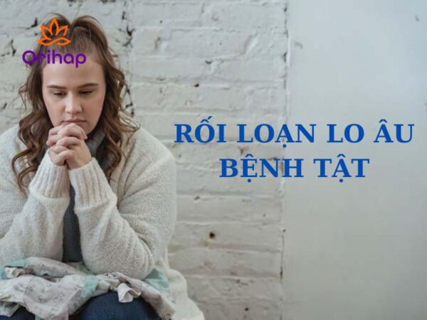 Rối loạn lo âu bệnh tật không chỉ là cảm xúc nhất thời mà còn là một căn bệnh nghiêm trọng, ảnh hưởng đến sức khỏe tinh thần và chất lượng cuộc sống. Đừng lo lắng, bài viết này sẽ giúp bạn hiểu rõ hơn về căn bệnh này và tìm ra giải pháp hiệu quả. 1. Rối loạn lo âu bệnh tật là gì? Rối loạn lo âu bệnh tật, trước đây được gọi là ám ảnh nghi bệnh (Hypochondriasis), là một rối loạn tâm lý trong đó người bệnh luôn lo sợ rằng họ đang mắc phải hoặc sẽ mắc phải một căn bệnh nghiêm trọng. Mặc dù đã được bác sĩ xác nhận là không có bệnh, người bệnh vẫn không ngừng lo lắng và tìm kiếm sự xác nhận liên tục về tình trạng sức khỏe của mình. Theo Hiệp hội Tâm thần Hoa Kỳ (APA), thuật ngữ "rối loạn lo âu bệnh tật" được thay thế cho "ám ảnh nghi bệnh" từ phiên bản thứ 5 của DSM-5 (Hướng dẫn Chẩn đoán và Thống kê các Rối loạn Tâm thần). Đây là một bệnh hiếm gặp, ảnh hưởng đến khoảng 1% dân số. Nó có thể ảnh hưởng đến cả nam và nữ, và có thể xuất hiện ở bất kỳ độ tuổi nào, dù thường phổ biến nhất trong độ tuổi trưởng thành. Người bệnh thường có một trong hai thái cực: Luôn tìm kiếm sự chăm sóc y tế: Người bệnh liên tục tìm đến bác sĩ, yêu cầu xét nghiệm và tư vấn y khoa để tìm kiếm sự khẳng định rằng họ không mắc bệnh. Tránh né chăm sóc y tế: Ngược lại, một số người bệnh lại sợ hãi và tránh đi khám bệnh vì lo ngại sẽ phát hiện ra một bệnh lý nghiêm trọng nào đó. 2. Nguyên nhân dẫn đến rối loạn lo âu bệnh tật Hiện vẫn chưa xác định được nguyên nhân chính xác gây ra rối loạn lo âu bệnh tật, tuy nhiên, có một số yếu tố được cho là góp phần gây ra tình trạng này: Chấn thương tâm lý trong quá khứ: Những người từng trải qua các sự kiện đau thương như bị lạm dụng, bỏ rơi hoặc mất mát lớn trong quá khứ có thể dễ mắc phải rối loạn lo âu bệnh tật hơn. Những trải nghiệm tiêu cực thời thơ ấu thường để lại hậu quả dài hạn về tâm lý, làm gia tăng lo âu về sức khỏe. Yếu tố di truyền: Những người có tiền sử gia đình mắc các chứng lo âu hoặc bệnh lý tâm thần khác cũng dễ bị rối loạn lo âu bệnh tật. Họ thường lo lắng quá mức về sức khỏe của bản thân và người thân. Căng thẳng và áp lực cuộc sống: Một môi trường sống đầy căng thẳng, áp lực công việc hoặc các yếu tố xã hội tiêu cực cũng có thể làm tăng nguy cơ phát triển rối loạn lo âu bệnh tật. Sự căng thẳng kéo dài có thể khiến bạn tập trung quá mức vào các dấu hiệu cơ thể và cho rằng mình mắc bệnh nghiêm trọng. Chấn thương từ bệnh tật thực tế: Những người từng mắc bệnh nghiêm trọng trong quá khứ hoặc đã chứng kiến người thân mắc bệnh nặng có thể phát triển nỗi lo lắng quá mức về sức khỏe của mình. Họ lo sợ rằng mình sẽ bị tái phát bệnh hoặc mắc bệnh lý tương tự. Các rối loạn tâm lý khác: Người mắc các rối loạn tâm thần như lo âu, trầm cảm hoặc rối loạn ám ảnh cưỡng chế (OCD) có nguy cơ cao hơn mắc rối loạn lo âu bệnh tật. Sự lo lắng về sức khỏe có thể là biểu hiện của những rối loạn tâm lý tiềm ẩn. 3. Triệu chứng của rối loạn lo âu bệnh tật Triệu chứng của rối loạn lo âu bệnh tật thường rất rõ ràng và có thể ảnh hưởng lớn đến đời sống của người bệnh: Lo lắng quá mức về sức khỏe: Người bệnh luôn sống trong trạng thái lo lắng và băn khoăn về việc mình mắc phải một căn bệnh nguy hiểm. Họ thường nghĩ rằng mình bị ung thư, bệnh tim hoặc các bệnh lý nghiêm trọng khác, mặc dù không có bất kỳ triệu chứng rõ ràng nào. Nghi ngờ về kết quả kiểm tra y tế: Mặc dù đã được bác sĩ xác nhận rằng không có vấn đề về sức khỏe, người bệnh vẫn không tin tưởng và cho rằng các xét nghiệm chưa đủ chính xác. Họ có thể liên tục thay đổi bác sĩ để tìm kiếm sự xác nhận khác. Tập trung quá mức vào các triệu chứng cơ thể nhỏ: Những triệu chứng cơ thể bình thường như ho, nhức đầu hoặc đau bụng có thể bị người bệnh coi là dấu hiệu của một căn bệnh nghiêm trọng. Họ có thể tự kiểm tra cơ thể nhiều lần trong ngày để tìm kiếm các dấu hiệu của bệnh. Tìm kiếm hoặc tránh né chăm sóc y tế: Một số người bệnh sẽ liên tục đến gặp bác sĩ và yêu cầu xét nghiệm y tế để xác định tình trạng bệnh. Ngược lại, một số người khác lại sợ hãi và tránh xa bác sĩ vì lo ngại rằng họ sẽ nhận được tin xấu về sức khỏe. Nghiên cứu về các bệnh lý: Người mắc rối loạn lo âu bệnh tật thường dành rất nhiều thời gian để tìm hiểu về các triệu chứng và bệnh lý mà họ lo sợ. Họ có thể đọc nhiều tài liệu y khoa, tìm kiếm thông tin trên internet hoặc hỏi ý kiến của nhiều bác sĩ khác nhau. 4. Chẩn đoán rối loạn lo âu bệnh tật Chẩn đoán rối loạn lo âu bệnh tật dựa trên các tiêu chí được quy định trong DSM-5 (Hướng dẫn Chẩn đoán và Thống kê các Rối loạn Tâm thần của Hiệp hội Tâm thần Hoa Kỳ). Để xác định một người mắc rối loạn lo âu bệnh tật, cần đáp ứng các tiêu chí chẩn đoán cụ thể sau: Lo lắng quá mức về sức khỏe: Dù không có bằng chứng rõ ràng, họ vẫn luôn lo lắng mình mắc phải một căn bệnh nghiêm trọng nào đó. Không có các triệu chứng cơ thể hoặc các triệu chứng cơ thể nhẹ, chẳng hạn như toát mồ hôi hoặc nhịp tim hơi nhanh. Bệnh nhân quá cảnh giác về sức khỏe của họ và dễ cảm thấy lo lắng với các triệu chứng rất mơ hồ. Bệnh nhân thường xuyên tự theo dõi các dấu hiệu bệnh tật, chẳng hạn như kiểm tra huyết áp hoặc nhiệt độ nhiều lần trong ngày. Hành vi liên quan đến chăm sóc sức khỏe: Bệnh nhân có thể hoặc luôn tìm kiếm sự chăm sóc y tế (liên tục đi khám bệnh, yêu cầu xét nghiệm), hoặc ngược lại, trốn tránh bác sĩ vì lo sợ nhận được chẩn đoán xấu. Sự lo lắng và bận tâm này sẽ kéo dài ít nhất sáu tháng. Sự lo lắng không do các rối loạn tâm thần khác gây ra như lo âu tổng quát, rối loạn ám ảnh cưỡng chế (OCD) hoặc trầm cảm. 5. Điều trị rối loạn lo âu về bệnh tật Điều trị rối loạn lo âu bệnh tật chủ yếu bao gồm: Liệu pháp hành vi nhận thức (CBT): Đây là phương pháp điều trị chính cho rối loạn lo âu bệnh tật. Liệu pháp hành vi nhận thức giúp bệnh nhân nhận ra những niềm tin sai lầm về sức khỏe và thay đổi cách họ nghĩ về tình trạng của mình. Thông qua quá trình trị liệu, bệnh nhân học cách đối phó với sự lo lắng về các triệu chứng cơ thể. Sử dụng thuốc: Trong một số trường hợp nghiêm trọng, bác sĩ có thể kê đơn các loại thuốc chống trầm cảm hoặc thuốc giảm lo âu để giúp kiểm soát các triệu chứng. Tuy nhiên, việc dùng thuốc cần được theo dõi chặt chẽ bởi chuyên gia y tế. Thay đổi lối sống: Các hoạt động thể chất như chơi thể thao, chăm sóc cây cối hoặc tham gia các hoạt động xã hội có thể giúp người bệnh giảm bớt lo lắng. Ngoài ra, việc giảm thiểu các hành vi tiêu cực như tìm kiếm thông tin về bệnh lý trên mạng, hạn chế uống rượu bia và tránh xa chất kích thích cũng rất quan trọng. Hỗ trợ từ gia đình và bạn bè: Gia đình và người thân có vai trò rất lớn trong việc hỗ trợ người bệnh. Họ có thể giúp bệnh nhân giảm bớt căng thẳng và tập trung vào các hoạt động tích cực thay vì lo lắng quá mức về sức khỏe. 6. Phòng ngừa rối loạn lo âu bệnh tật Phòng ngừa rối loạn lo âu bệnh tật không phải lúc nào cũng có thể thực hiện được một cách hoàn toàn, đặc biệt đối với những người có yếu tố di truyền hoặc tiền sử về tâm lý. Tuy nhiên, có một số biện pháp giúp giảm nguy cơ phát triển rối loạn này và quản lý tốt hơn các triệu chứng lo âu về sức khỏe: Quản lý căng thẳng hiệu quả Căng thẳng kéo dài có thể dẫn đến lo âu quá mức về sức khỏe. Vì vậy, tìm kiếm các phương pháp quản lý căng thẳng như: Thiền và hít thở sâu: Giúp thư giãn tâm trí và cải thiện khả năng đối phó với căng thẳng. Thể dục thường xuyên: Tập thể dục giúp cơ thể tiết ra endorphin, chất hóa học tự nhiên làm giảm lo lắng và căng thẳng. Giải trí và thư giãn: Tham gia vào các hoạt động mà bạn yêu thích như đi bộ, đọc sách, hoặc chăm sóc cây trồng có thể giúp giảm bớt lo lắng. Tránh tìm kiếm thông tin bệnh lý trên mạng Người mắc rối loạn lo âu bệnh tật thường có thói quen tìm kiếm thông tin về các triệu chứng trên internet, dẫn đến tình trạng lo lắng về sức khỏe gia tăng. Việc này có thể khiến bạn tự chẩn đoán sai và tăng sự lo âu. Vì vậy, hãy hạn chế tra cứu các triệu chứng và tin tưởng vào bác sĩ khi cần thăm khám. Học cách nhận biết những suy nghĩ tiêu cực Liệu pháp nhận thức hành vi (CBT) giúp bạn nhận ra và thay đổi những suy nghĩ sai lầm về sức khỏe của mình. Khi bắt đầu lo lắng về các triệu chứng cơ thể, hãy học cách nhận biết suy nghĩ đó là không hợp lý và không có cơ sở. Giữ lối sống lành mạnh Một lối sống lành mạnh có thể giúp phòng ngừa lo âu bệnh tật. Hãy đảm bảo: Ăn uống cân bằng: Một chế độ ăn uống đầy đủ chất dinh dưỡng có thể giúp giữ gìn sức khỏe và cải thiện tâm trạng. Ngủ đủ giấc: Giấc ngủ đủ và chất lượng có thể giảm nguy cơ lo âu và căng thẳng. Hạn chế các chất kích thích: Tránh sử dụng rượu, thuốc lá và các chất kích thích có thể làm tăng lo âu và căng thẳng. Tham gia vào các hoạt động ngoài xã hội Để giảm bớt sự tập trung quá mức vào sức khỏe, bạn nên tham gia vào các hoạt động như công việc từ thiện, thể thao, hoặc các hoạt động xã hội khác. Điều này giúp bạn giảm thiểu lo âu và duy trì sự cân bằng trong cuộc sống. Tìm kiếm hỗ trợ tâm lý khi cần Nếu bạn cảm thấy lo lắng quá mức về sức khỏe của mình, đừng ngần ngại tìm kiếm sự giúp đỡ từ bác sĩ hoặc chuyên gia tâm lý. Sự can thiệp sớm có thể ngăn chặn lo âu trở nên nghiêm trọng và giúp bạn tìm cách kiểm soát tốt hơn tình trạng của mình. 7. Một số câu hỏi thường gặp Rối loạn lo âu bệnh tật có nguy hiểm không? Rối loạn lo âu bệnh tật không gây nguy hiểm trực tiếp đến tính mạng, nhưng nó có thể làm suy giảm nghiêm trọng chất lượng cuộc sống, khiến người bệnh mất khả năng tập trung vào các khía cạnh khác của cuộc sống do lo lắng quá mức về sức khỏe. Liệu rối loạn lo âu bệnh tật có thể tự khỏi không? Rối loạn lo âu bệnh tật thường không tự khỏi nếu không có sự can thiệp chuyên môn. Tuy nhiên, điều trị bằng liệu pháp tâm lý hoặc dùng thuốc có thể giúp bệnh nhân kiểm soát được triệu chứng và cải thiện chất lượng cuộc sống. Làm thế nào để phân biệt rối loạn lo âu bệnh tật và các bệnh lý thực sự? Rối loạn lo âu bệnh tật thường liên quan đến sự lo lắng về bệnh tật mà không có triệu chứng cụ thể hoặc các triệu chứng rất nhẹ. Ngược lại, các bệnh lý thực sự sẽ có bằng chứng y khoa rõ ràng thông qua xét nghiệm và chẩn đoán lâm sàng. Việc thăm khám định kỳ và tham khảo ý kiến chuyên gia tâm lý sẽ giúp phân biệt hai tình trạng này. Rối loạn lo âu bệnh tật có di truyền không? Rối loạn lo âu bệnh tật có thể bị ảnh hưởng bởi yếu tố di truyền. Nếu gia đình có người mắc rối loạn lo âu hoặc các vấn đề tâm lý khác, bạn có nguy cơ cao hơn mắc bệnh. Rối loạn lo âu bệnh tật có thể điều trị khỏi hoàn toàn không? Với liệu pháp phù hợp và sự hỗ trợ từ gia đình, bạn bè, người mắc rối loạn lo âu bệnh tật có thể kiểm soát triệu chứng và cải thiện đáng kể tình trạng của mình. Tuy nhiên, sự hồi phục hoàn toàn phụ thuộc vào từng trường hợp cụ thể và mức độ tuân thủ của bệnh nhân trong quá trình điều trị. Rối loạn lo âu bệnh tật là một dạng rối loạn tâm lý phức tạp, nhưng nếu được điều trị đúng cách, người bệnh hoàn toàn có thể sống một cuộc sống bình thường. Nếu bạn hoặc người thân gặp phải tình trạng này, hãy tìm kiếm sự giúp đỡ từ các chuyên gia.