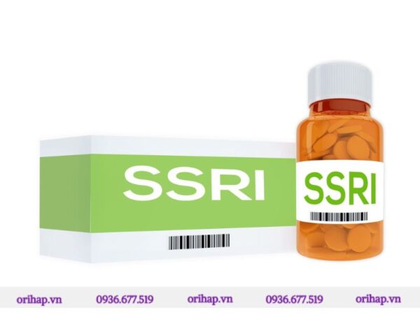 Các thuốc ức chế tái hấp thu serotonin có chọn lọc (SSRIs) như fluoxetin, sertralin, và paroxetin thường được sử dụng để điều trị Kleptomania